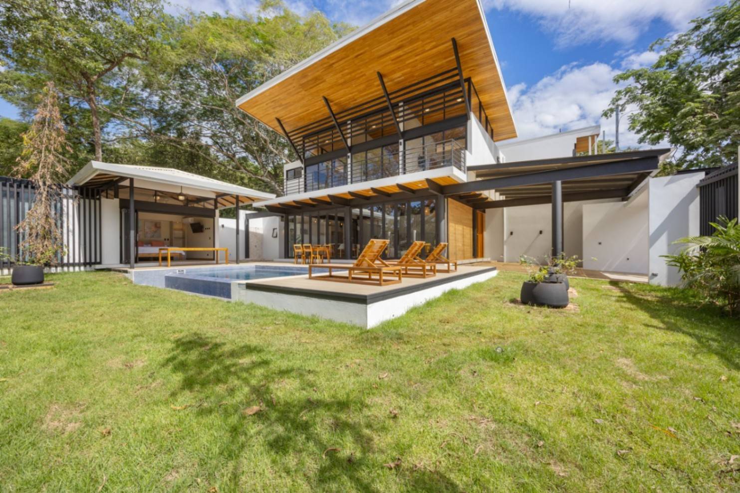 Casa Garza del Sol: Elegant Tropical Living Steps from Playa Tamarindo, Guanacaste, Costa Rica